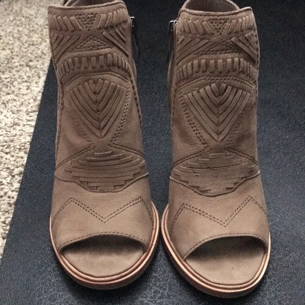 Vince Camuto Karinta booties